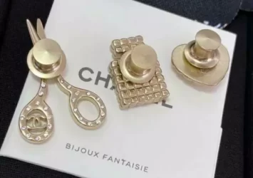 Chanel Brooch/Fashion Jewellery/Metal & Diamante/ Gold & Crystal