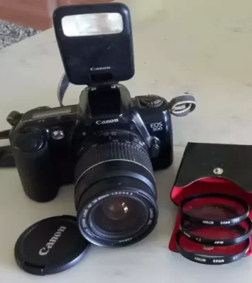 Canon camera EOS500 with flash and 3 additionnal lenses
