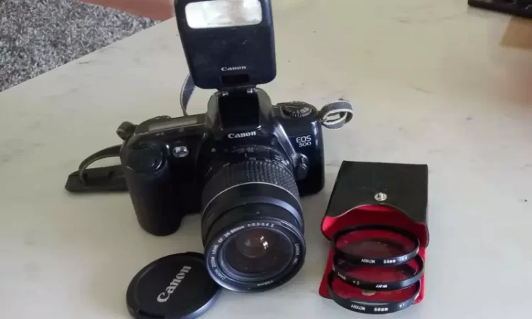 Canon camera EOS500 with flash and 3 additionnal lenses